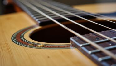 découvrez la durée de vie moyenne des cordes de guitare et apprenez quand les changer pour maintenir un son optimal et préserver la qualité de votre instrument.