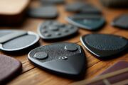 découvrez comment choisir l'épaisseur idéale de médiator en fonction de votre style de jeu pour optimiser votre confort et votre performance à la guitare.