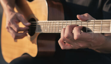 découvrez les techniques essentielles pour maîtriser le fingerstyle moderne à la guitare et enrichir votre jeu musical avec style et créativité.